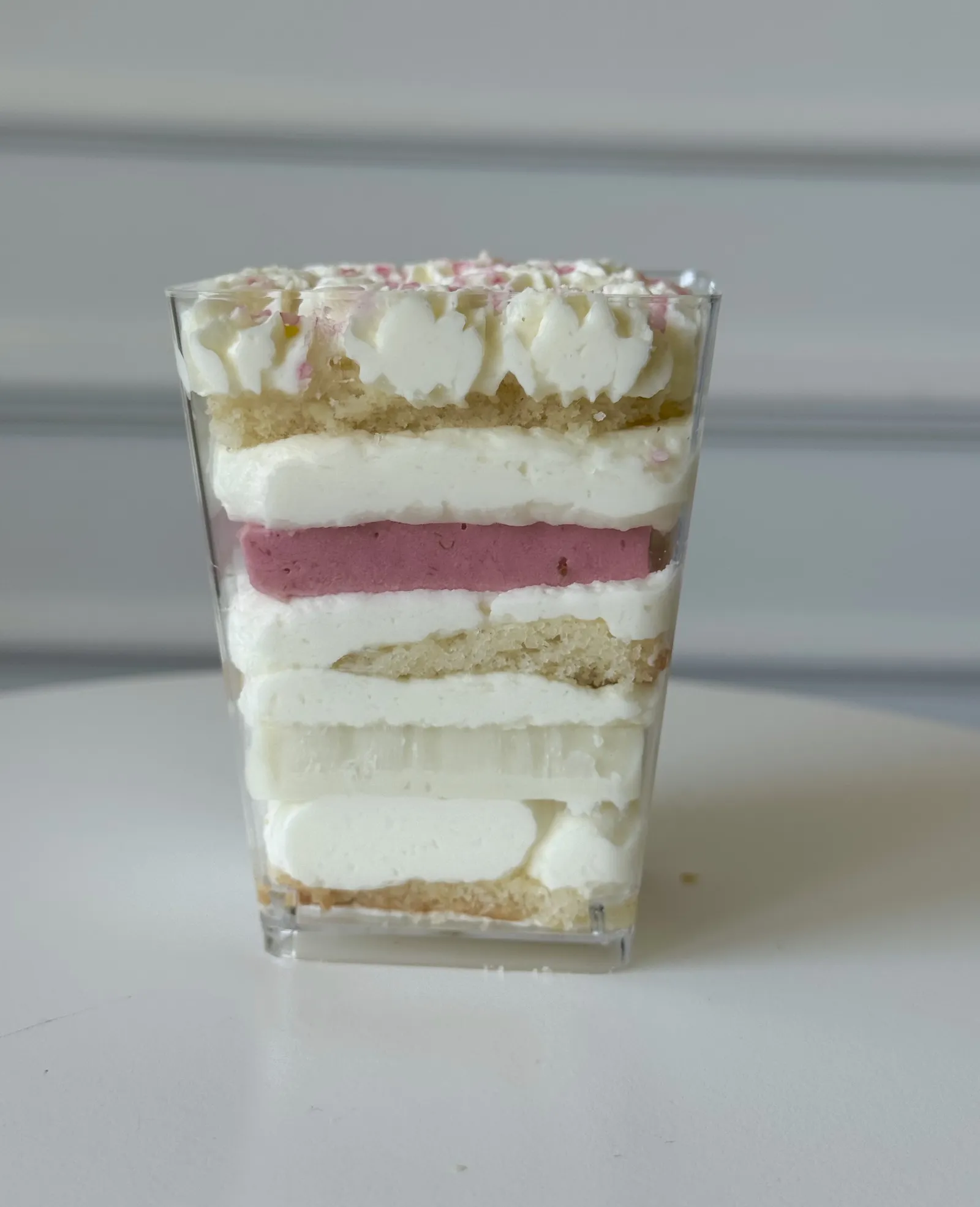 Verkostungsbox von Grace Bakery mit sechs Dessertbechern